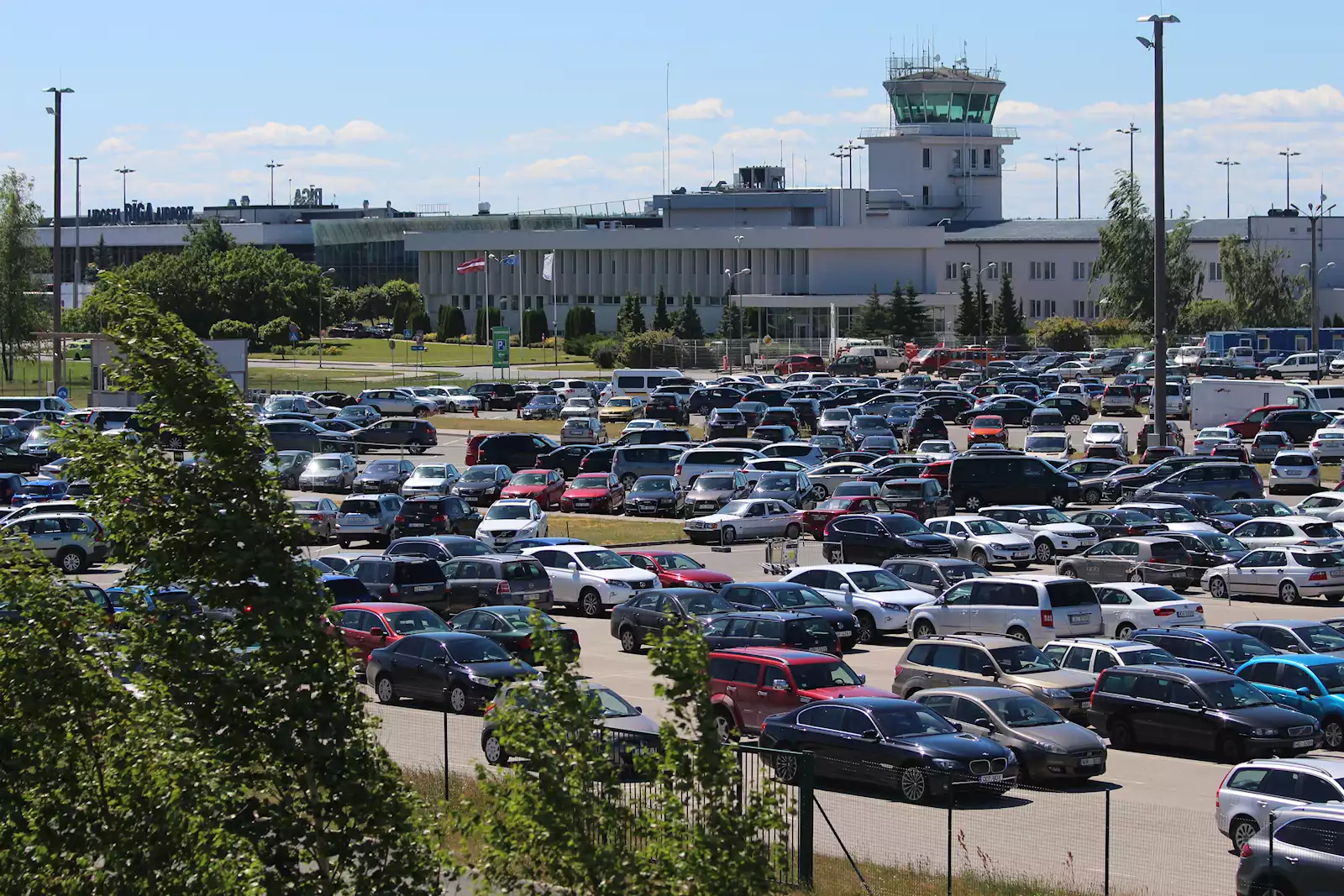 Autostāvvietas Rīgas lidostā — cenas, zonas, rezerves padomi